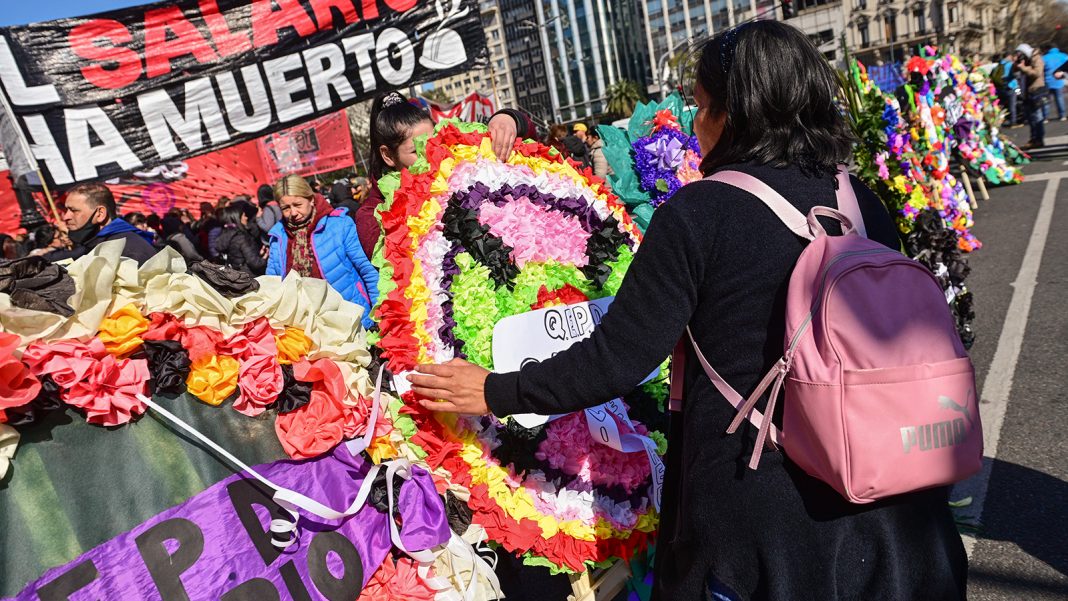 organizaciones-sociales-marchan-a-plaza-de-mayo-“por-un-aumento-del-salario-minimo”