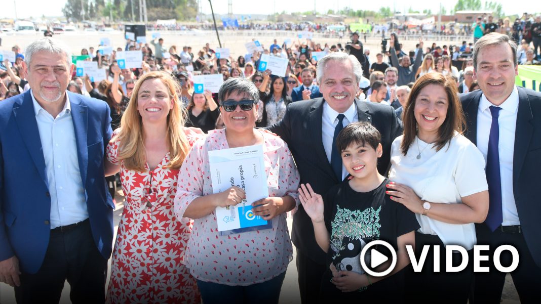 en-rio-negro,-fernandez-entrego-la-vivienda-60-mil-y-pidio-dejar-las-“diferencias-de-lado”