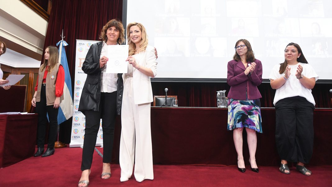 fabiola-yanez-entrego-diplomas-a-egresados-de-programas-de-fundacion-banco-nacion-y-unsam