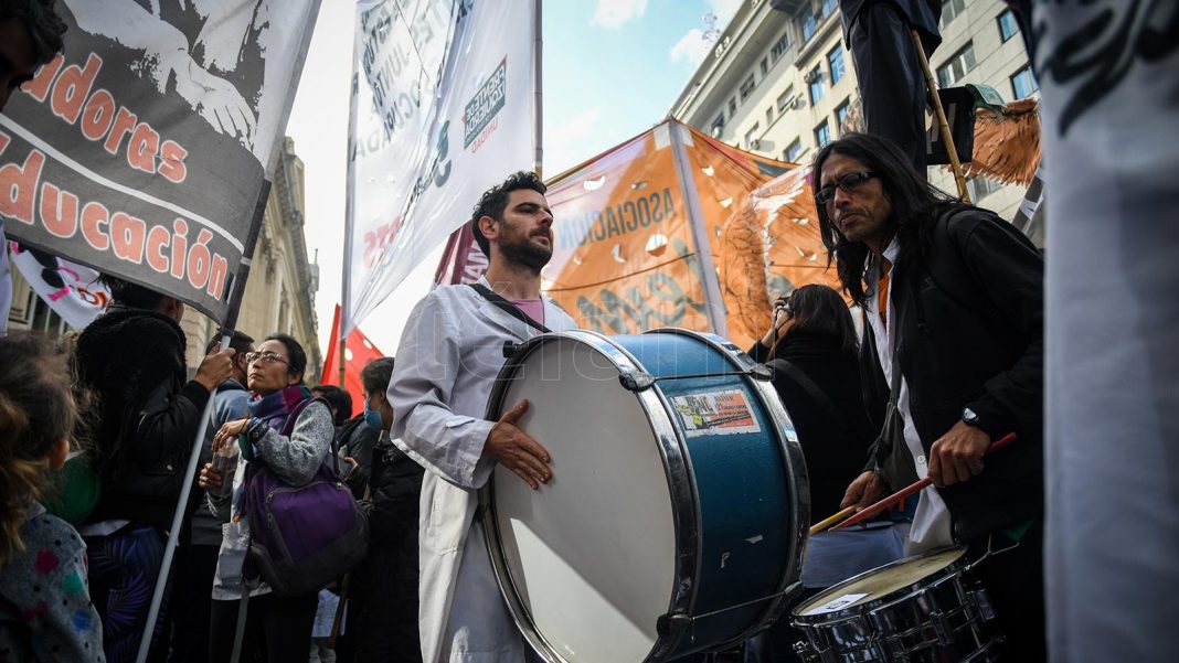 docentes-portenos-realizaron-una-protesta-en-rechazo-al-cierre-de-carreras-de-profesorados