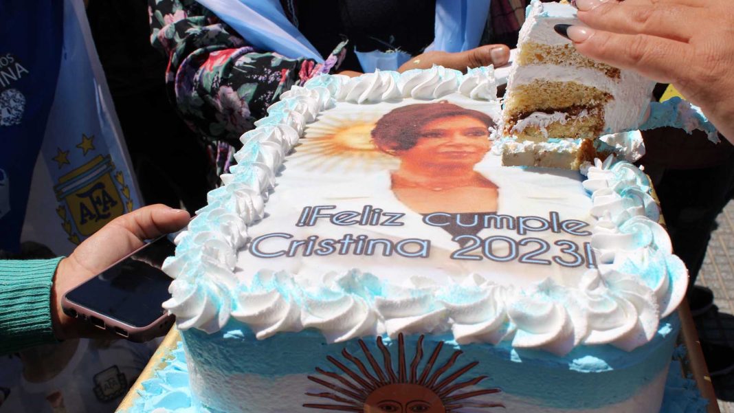 militantes-festejaron-el-cumpleanos-de-cristina-fernandez-en-la-plaza-de-mayo